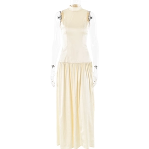 Détail d'une robe longue en satin crème sans manches avec plis à la taille sur un mannequin