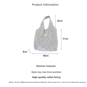 Détail du sac cabas à carreaux bleu et blanc montrant la largeur et la texture polyester