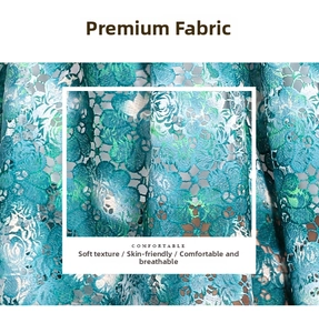 Gros plan sur le tissu en dentelle florale turquoise avec broderie ajourée douce