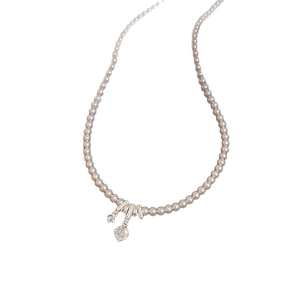 Collier de perles élégant avec pendentif en zircon rétro sur fond blanc