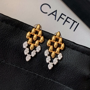Boucles d'oreilles losange bicolores élégantes avec zircon brillant sur cuir noir