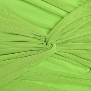 Détail du tissu en maille vert clair avec un nœud torsadé élégant et des drapés doux