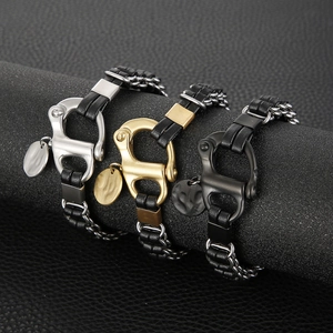 Bracelets en cuir tressé avec chaînes métalliques et mousquetons en or, argent et noir