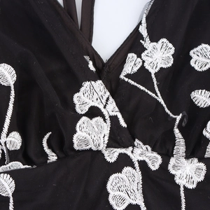 Robe noire sexy à col en V avec broderie florale blanche 3D et détails de bretelles