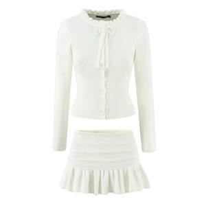 Set in maglia bianca con cardigan a maniche lunghe con lacci e mini gonna a pieghe