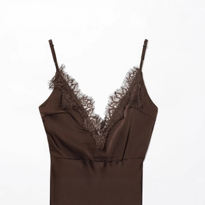 Robe caraco en satin marron foncé avec décolleté en V en dentelle sur fond blanc
