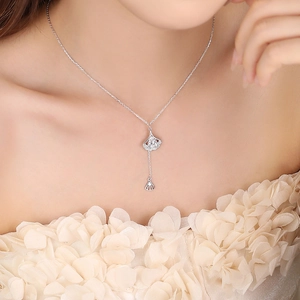 Elegant s925 silver ginkgo leaf necklace with zircon fringe worn by a model
