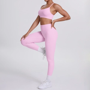 Detail eines rosa zweiteiligen Yoga-Sets mit Cross-Back-Sport-BH und hoher Taillen-Leggings