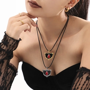 Collana a doppio strato in corda intrecciata con ciondoli geometrici in smalto rosso e oro