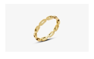 Close-up of a 18k gold-plated geometric hollow chain link ring with polished finish