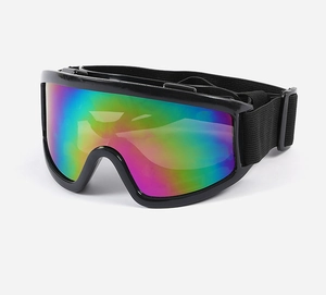 Detalle de gafas para perros con montura negra flexible y lentes de colores