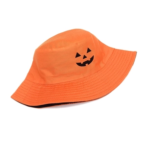 Detailansicht eines orangen Halloween-Anglerhuts mit schwarzer Kürbisgesicht-Stickerei