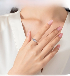 Close-up of heart-shaped cubic zirconia S925 sterling silver ring worn on hand