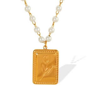 Collana con ciondolo rettangolare inciso tulipano e perle bianche in acciaio placcato 18K