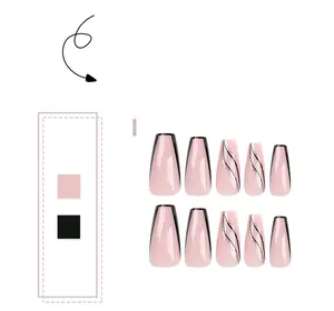 Détail macro de faux ongles français roses avec bordure noire et motifs de vagues argentées