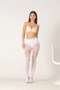 Détail de collants lolita blancs avec nœuds décoratifs et motifs rayés ajourés élégants