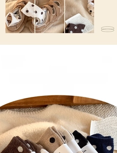 Détail de chaussettes en laine à pois épaisses en café et beige, texture tricot