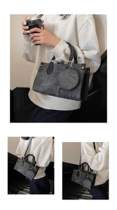 Détail du sac cabas en denim gris foncé avec porte-monnaie rond et fermoirs dorés