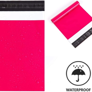 Wasserdichte rosa Versandtaschen für Kleidung mit Fokus auf die wasserfeste Oberfläche