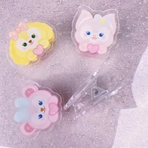 Dettaglio di simpatiche clip in acrilico con personaggi cartoon e base in plastica