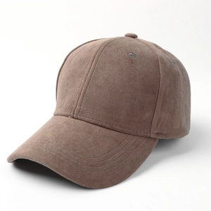 Dettaglio del cappellino da baseball marrone scuro in lana con cuciture rifinite