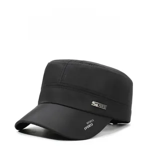 Detailaufnahme der schwarzen Flachkopf-Baseballkappe mit SPORTS-Metallplakette und Netz