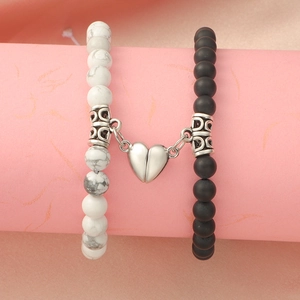 Detail der Magnet-Herzanhänger an matten Achat- und Weißtürkis-Pärchenarmbändern