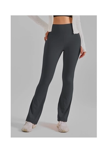 Vue détaillée du legging évasé gris anthracite à taille haute avec coupe gainante souple