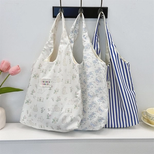 Trois sacs de shopping en toile avec motifs de fleurs de dessin animé suspendus aux crochets
