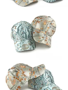 Detail einer Hardtop-Baseballkappe mit ethnischer Blumenstickerei und Jacquard-Gewebe