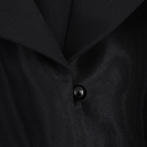 Robe en organza imprimé avec col chemise et détail de bouton brillant en noir