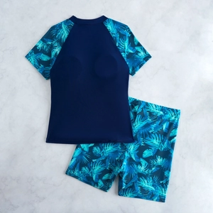 Vue à plat du maillot de bain manches courtes pour femme avec imprimé tropical