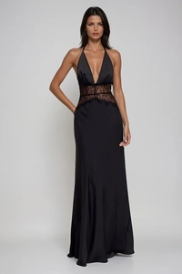 Détail de la robe longue en satin noir avec dentelle à la taille et dos nu au design élégant
