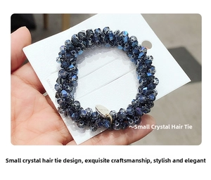 Détail de perles de cristal bleu foncé sur anneau élastique avec breloque argentée