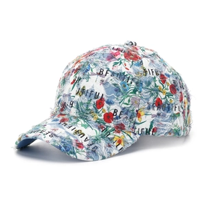 Dettaglio del cappello floreale con bordi consumati e stampa del testo Beautiful ripetuta