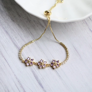 Details zum verstellbaren Gold-Armband mit lila Zirkonia-Blumen und Schiebeverschluss