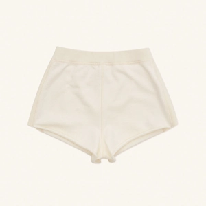 Détail du short de sport en maille blanc cassé à taille haute avec texture de tissu doux