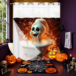 Dettaglio della tenda da doccia di Halloween con scheletro in vasca e decoro di zucca