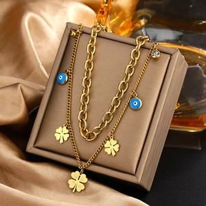 Collier en titane plaqué or 18k avec pendentifs trèfle et perles œil bleu sur boîte