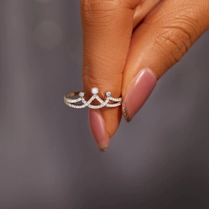Elegant S925 sterling silver princess crown ring with sparkling cubic zirconia on finger