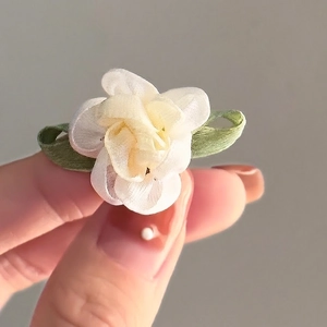 Barrette à cheveux fleur de jasmin en soie faite à la main avec feuilles vert pâle