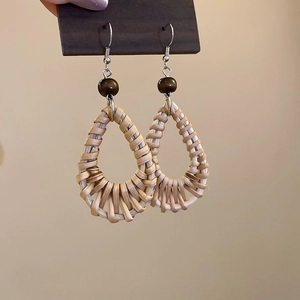 Boho rotan druppeloorbellen met donkerbruine houten kralen en metalen haken voor vakantie