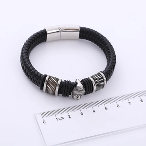 Bracciale da uomo in pelle intrecciata con chiusura magnetica in acciaio e ciondolo a testa di buddha