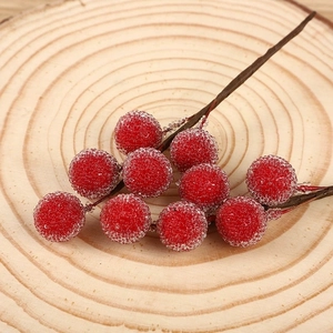 Künstliche rote gefrostete Beeren auf braunen Stielen für Weihnachten und Dekoration