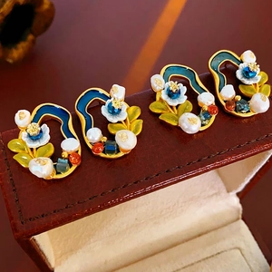 Vintage flower earrings with freshwater pearls and blue enamel in a retro luxury design