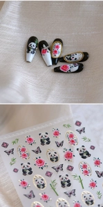 Makroaufnahme von Panda-Nagelaufklebern mit Relief und goldenen Details für Maniküre