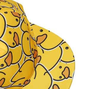 Detailopname van gele hiphop-pet met platte rand en gedetailleerde cartoon eendprint