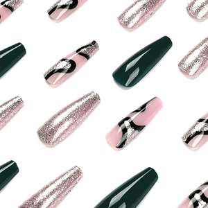 Faux ongles ballerine longs avec vernis vert foncé, paillettes argentées et lignes noires