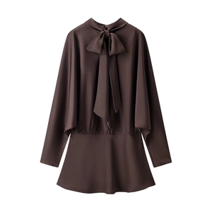 Robe courte en satin marron foncé à manches longues avec grand nœud sur fond blanc éclatant