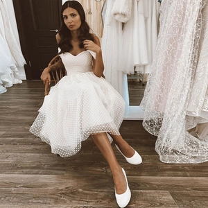Robe de mariée blanche à pois avec col bateau et jupe évasée à plusieurs niveaux